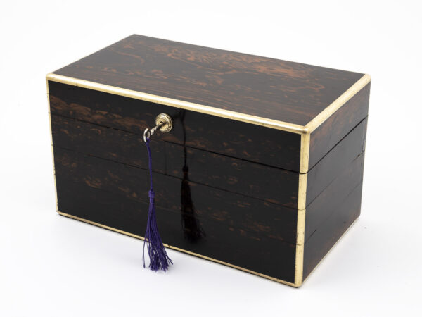 Cantilever jewellery box with key