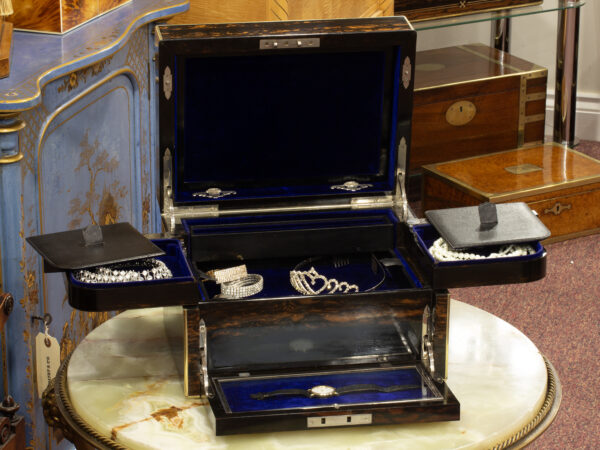 Overview of the jewellery box in a decorative setting