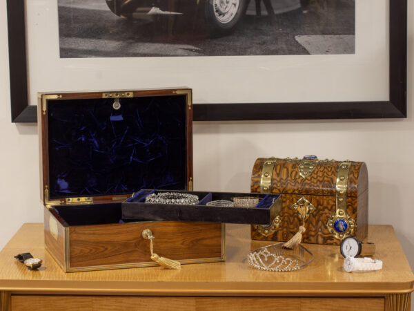Overview of the of the Antique Kingwood Jewellery Box by Lund in a decorative setting