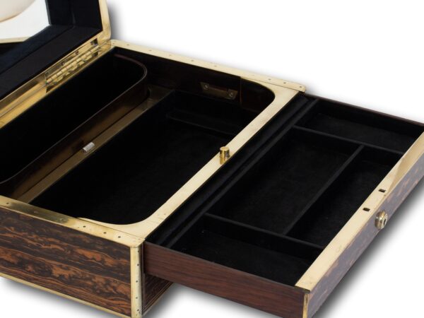 Close up of the tray extended