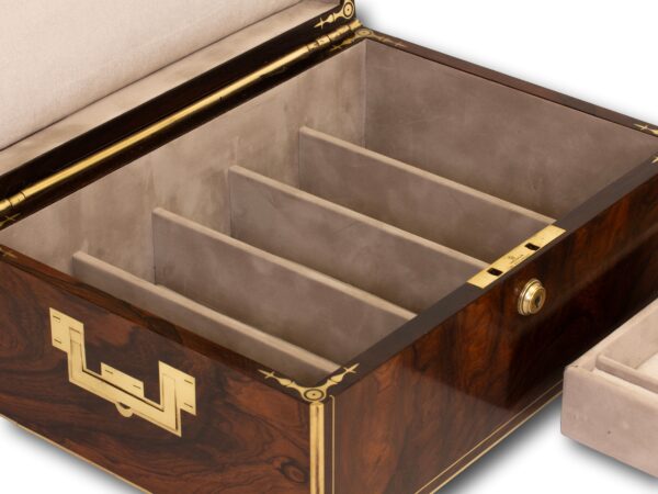 Close up of the partitions beneath the top tray