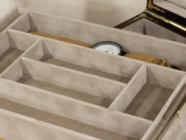 Close up of the partitions in the top tray