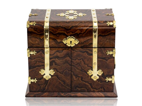 Front overview of the Feathered Burr Walnut Decanter Box Betjemann Kenneth